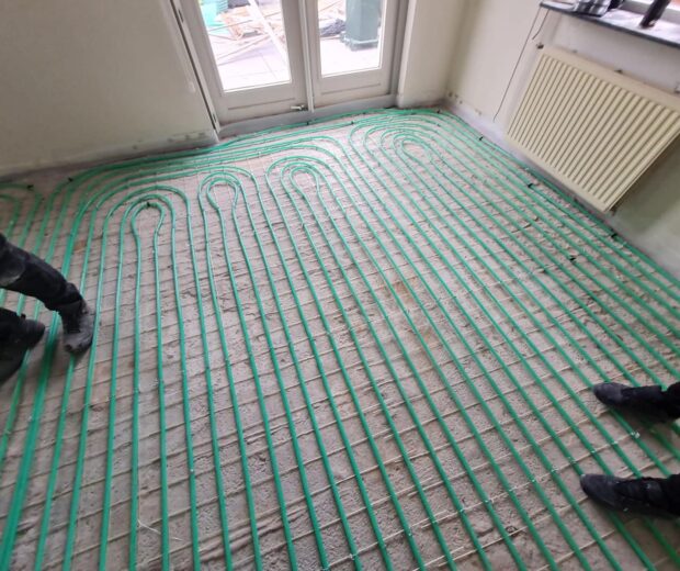 REBARMAT GFRP mesh used as corrosion-free reinforcement for underfloor heating systems, providing stable pipe fixation and long-term durability in concrete floors.
