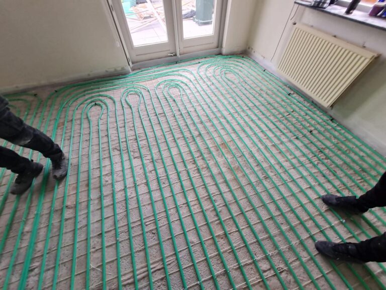 REBARMAT GFRP mesh used as corrosion-free reinforcement for underfloor heating systems, providing stable pipe fixation and long-term durability in concrete floors.